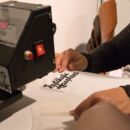 Bild einer Druckmaschine mit T-Shirt