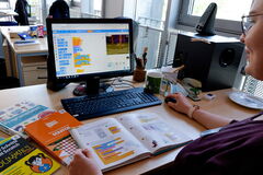 Person arbeite mit Scratch am PC