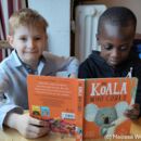 zwei Kinder lesen am Tisch
