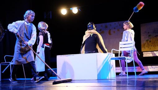 Kinder spielen Theater