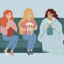 Personen sitzen auf dem Sofa und stricken.