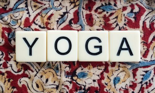 Schriftzug YOGA auf grafischem Hintergrund