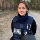 Reporterin mit schusssicherer Presse-Weste