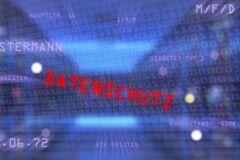 Das Wort Datenschutz in roter Schrift vor vielen Buchstaben und Zahlen auf blauem Hintergrund