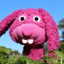 Rosa Stoffhase in der Natur