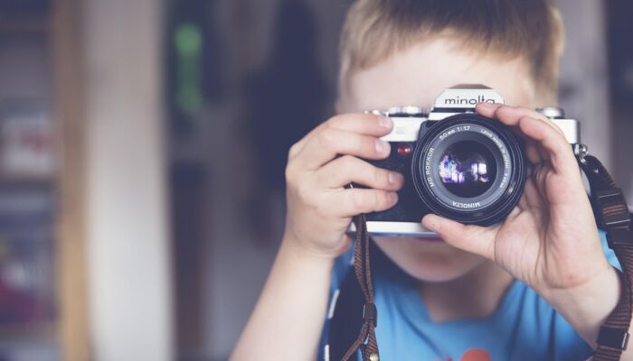 Junge mit Kamera