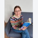 Person hält ein Buch