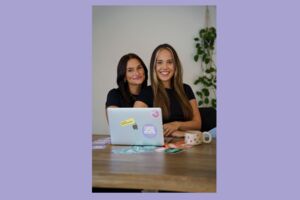 Alina und Celine sitzen vor einem Laptop