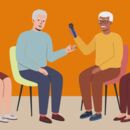 vier ältere Damen und Herren sitzen in einem Stuhlkreis unterhalten sich