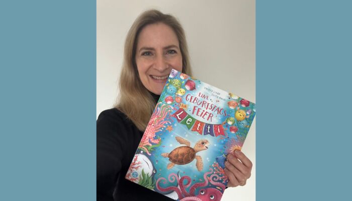 Die Autorin Verena Linde mit ihrem Buch "Eine Geburtstagsfeier für Letti"