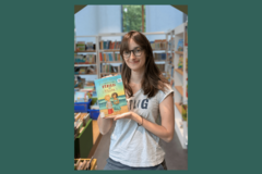 Die Person hält das Buch "Zuckerkringel-Ferien mit Marie" in den Händen.