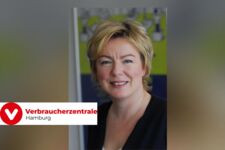 Frau (Doris Kappes) und das Logo der Verbraucherzentrale.