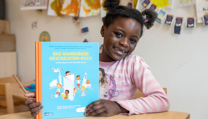 Mädchen mit Buch in Schule