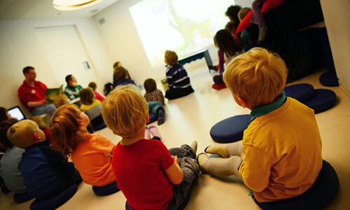 sitzende Kinder, Bilderbuchkino, Buchstart