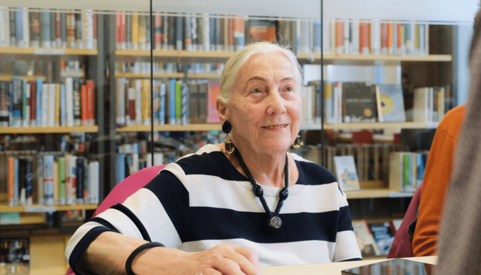 ältere Frau nimmt bei Silber & Smart in der Bücherhalle teil