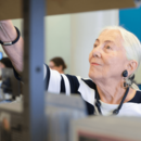 ältere Dame stöbert in der Bücherhalle