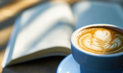 Buch und Kaffee