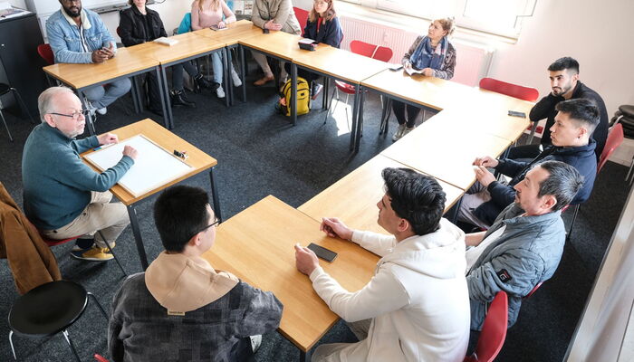 Gesprächsgruppe Dialog in Deutsch in Aktion im Gruppenraum