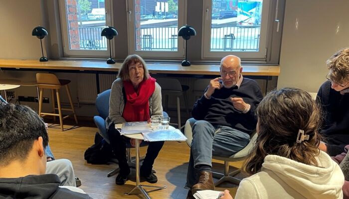 Junge und ältere Menschen diskutieren