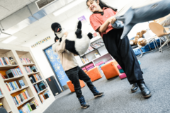 Kinder spielen mit Stofftieren in der Bücherhalle