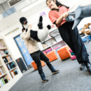 Kinder spielen mit Stofftieren in der Bücherhalle
