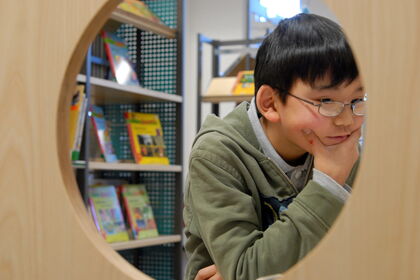 Junge in der Kinderbibliothek