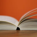 Buch aufgeschlagen