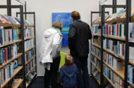 Menschen betrachten ein Ausstellungsbild