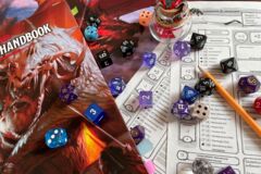 Würfel, Stifte und Anleitung für ein Pen und Paper Rollenspiel