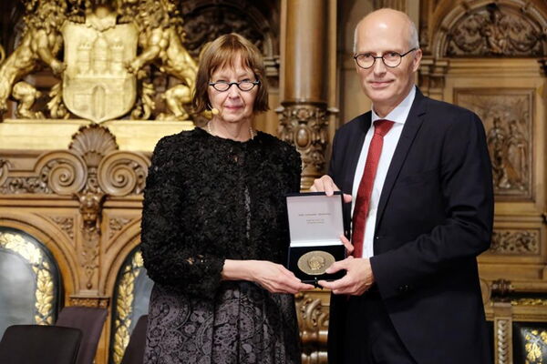 Direktorin der Bücherhallen Hamburg und Hamburgs Erster Bürgermeister