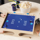 Zwei Kinder spielen das Geschicklichkeitsspiel "KLASK".