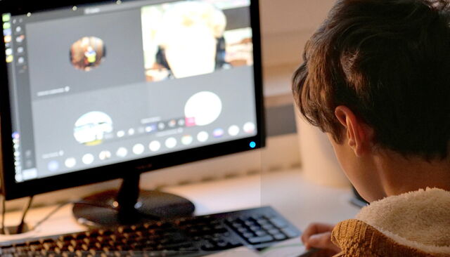 Junge arbeitet am Computer