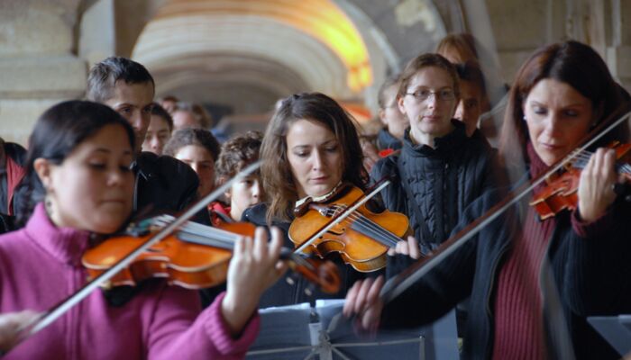 Menschen musizieren im Kammerorchester
