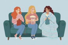 Personen sitzen auf dem Sofa und stricken.