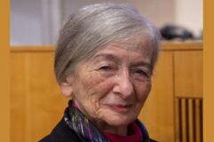 Holocaust-Überlebende Henriette Kretz lächelt in die Kamera