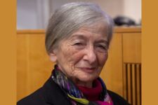 Holocaust-Überlebende Henriette Kretz lächelt in die Kamera