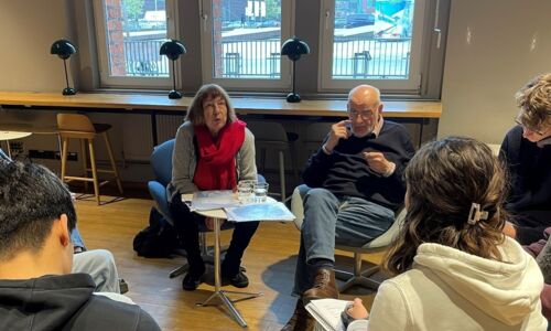 Schüler interviewen ältere Menschen im Stuhlkreis