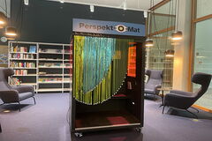 Der Perspektomat mitten in der Bücherhalle Bergedorf, sehr schillernd.