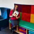 Shlica Weiß hält ihr Buch "Reilo und Reili"