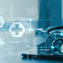 Fotos eines Stethoskop mit Abbildungen von Gesundheitspiktogrammen