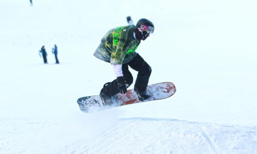 Snowboarder beim Sprung