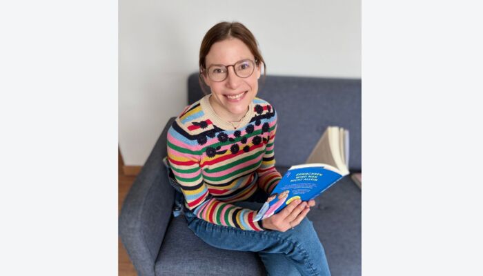 Person hält ein Buch