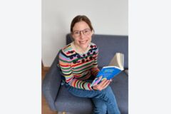 Person hält ein Buch