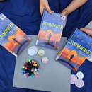 Das Buch "Starminster" wird dreimal in die Kamera gehalten.