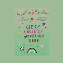 Grüne Illustration mit Text "Gleich ungleich gesellt sich gern“ und kleinen bunten Zeichnungen, wie ein Luftballon oder ein Planet