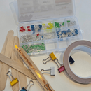 Klammern, Holzstäbe, Klebeband und kleine Lampen zum Basteln