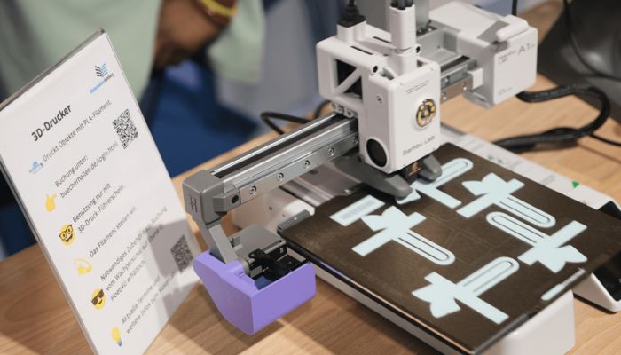 3D-Drucker beim Drucken von Lesezeichen