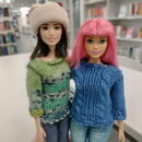 Foto von 2 Barbie Figuren mit selbstgestrickter Kleidung