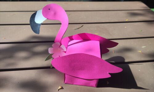 Selbstgebastelte Schachtel in Flamingoform