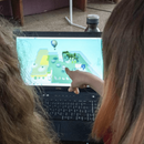 2 Frauen betrachten das Spiel Kodu an einem Laptop